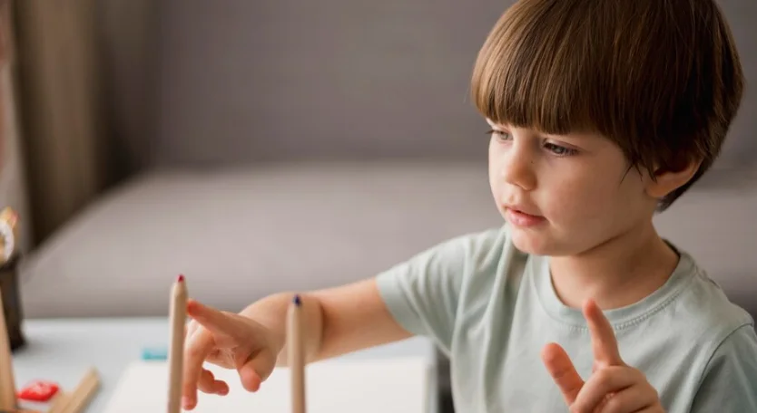 ребенок с аутизмом на занятиях 